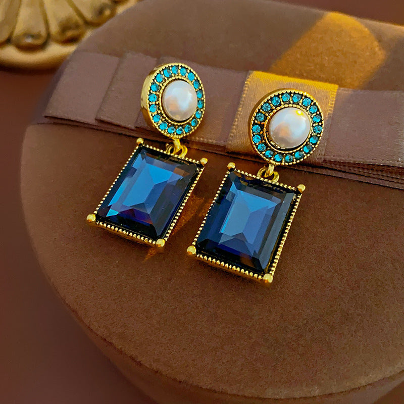 Necklace With Square-set Diamonds And Spliced Pearl Collarbone Chain