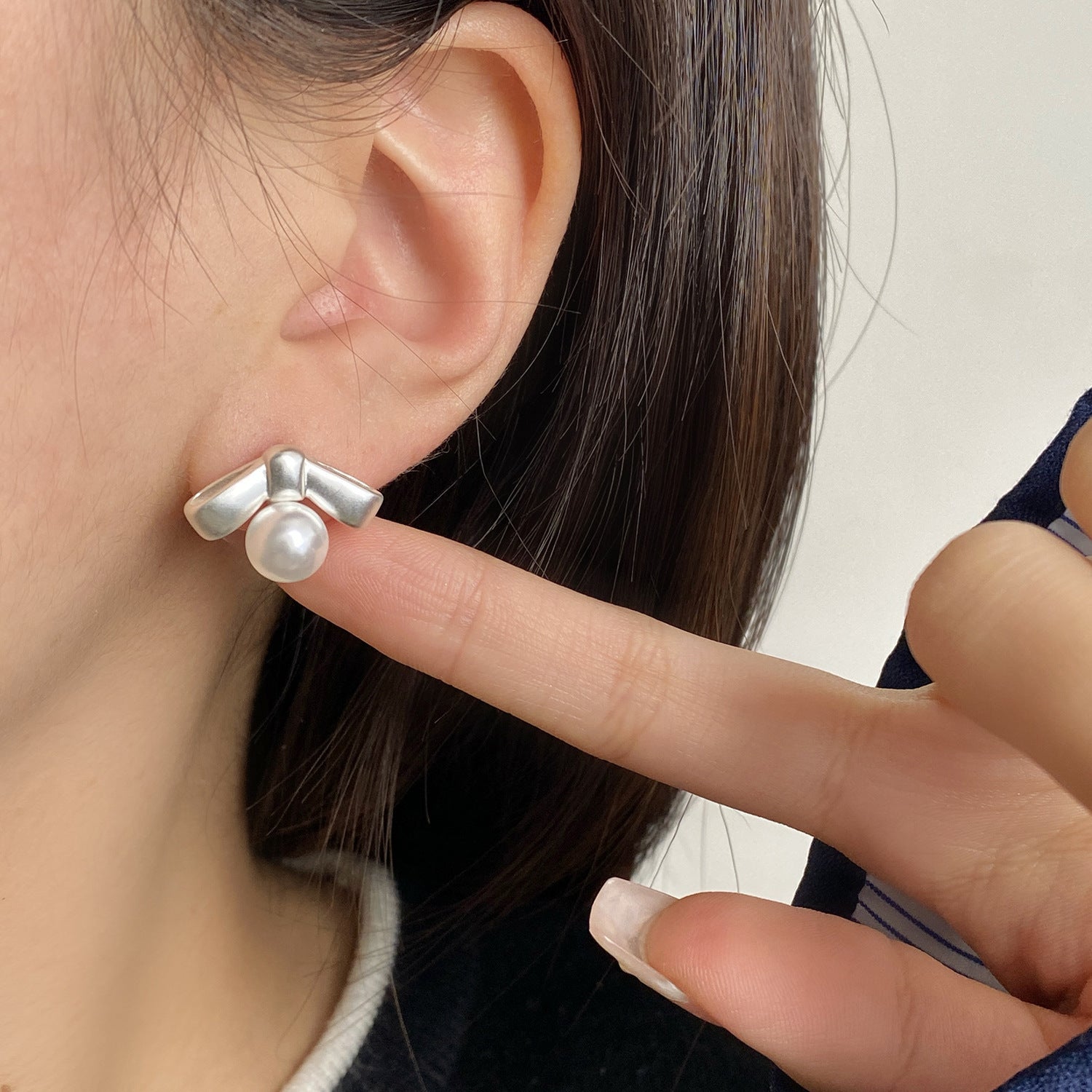 Matte Bow Pearl Luxury Temperament Earrings