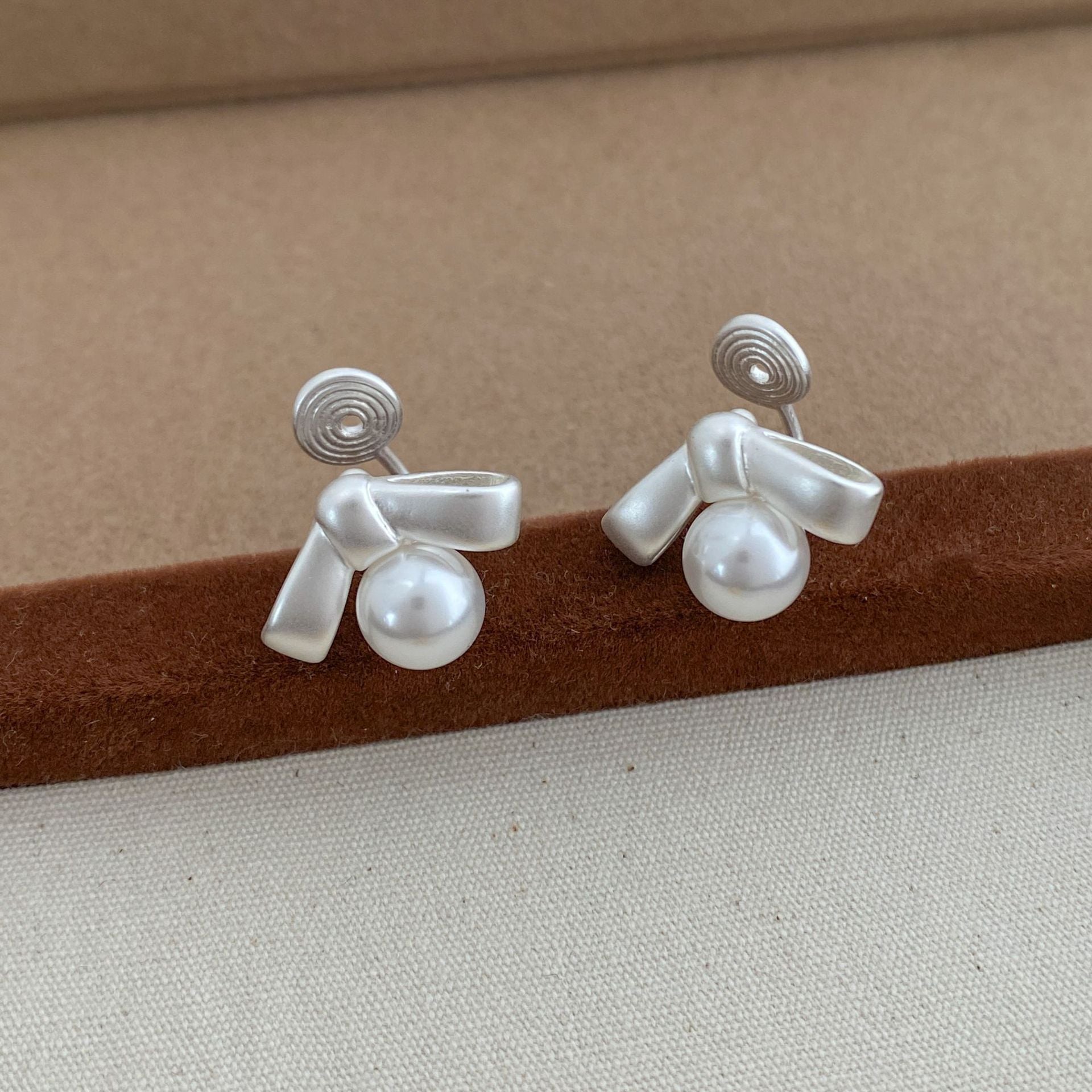 Matte Bow Pearl Luxury Temperament Earrings