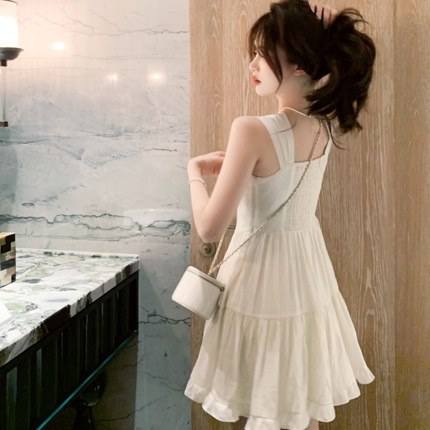 Sweet and girly sleeveless dress for beach vacation