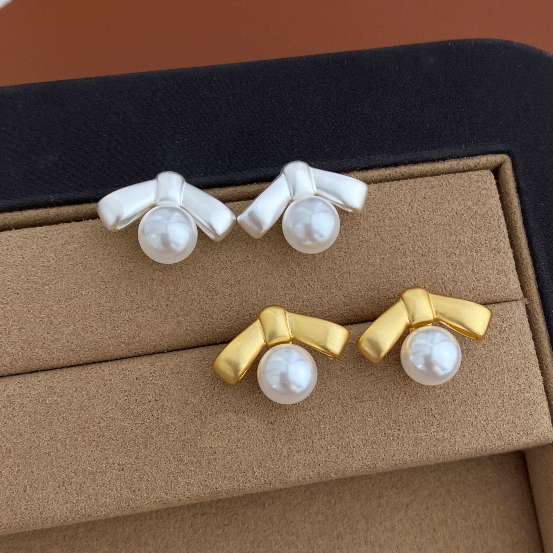 Matte Bow Pearl Luxury Temperament Earrings